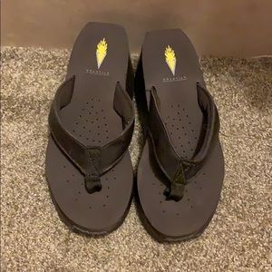 💥price drop💥Volatile size 7 flip flops
